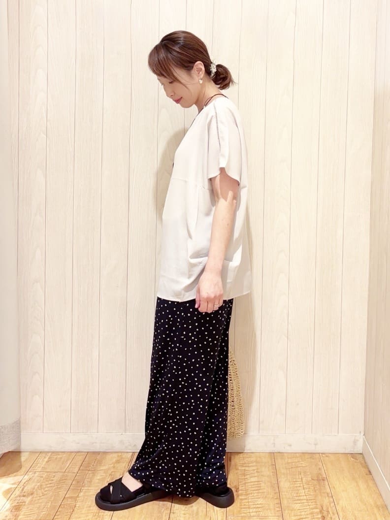 あいこさんの「SHOO･LA･RUE｜【S-LL/ひんやり/洗濯後しわになりにくい】インせず決まる はしごレースドルマンブラウス」を使ったコーディネート