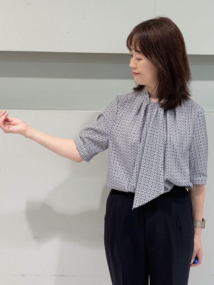 makiさんの「UNTITLED｜【通勤/オフィス】ジオメ柄ボウタイブラウス」を使ったコーディネート