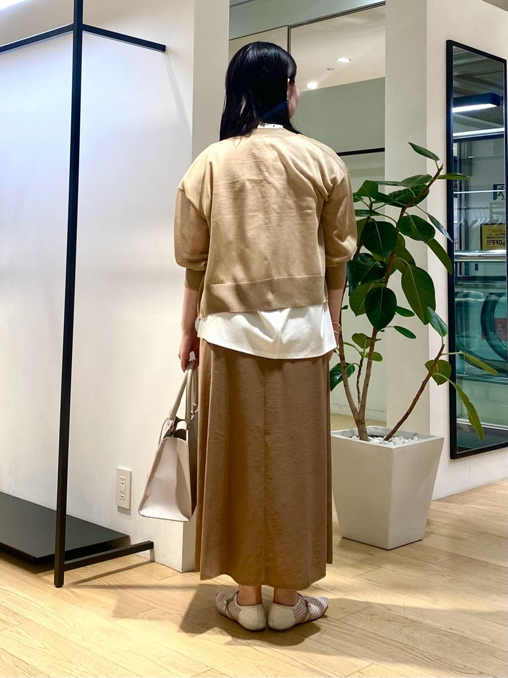 misakiさんの「INDIVI｜【洗える／汗ジミ防止】バイカラー＆アシメヘム Tシャツ」を使ったコーディネート