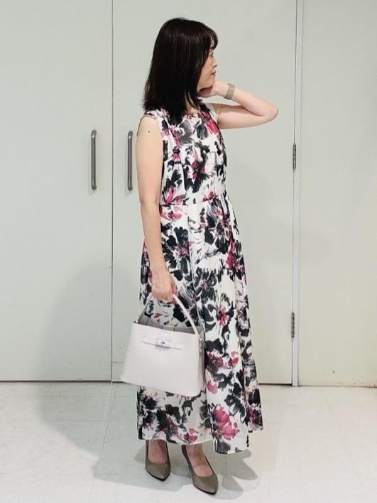 makiさんの「UNTITLED｜【シアー/エレガント/花柄/夏ワンピ】ペイントフラワーワンピース」を使ったコーディネート