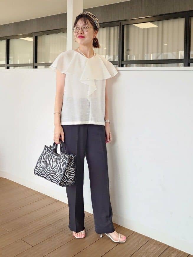 MUTSUKOさんの「UNTITLED｜【きれいめ/洗える/フリル】ラッフルシアーブラウス」を使ったコーディネート