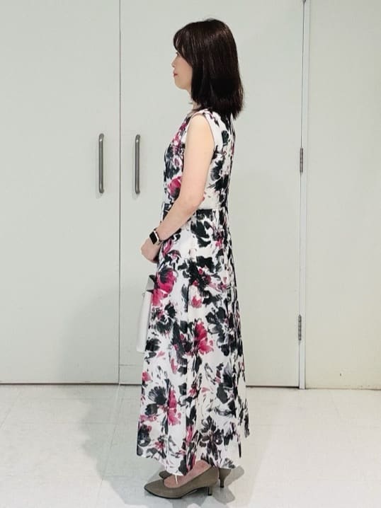 makiさんの「UNTITLED｜【シアー/エレガント/花柄/夏ワンピ】ペイントフラワーワンピース」を使ったコーディネート