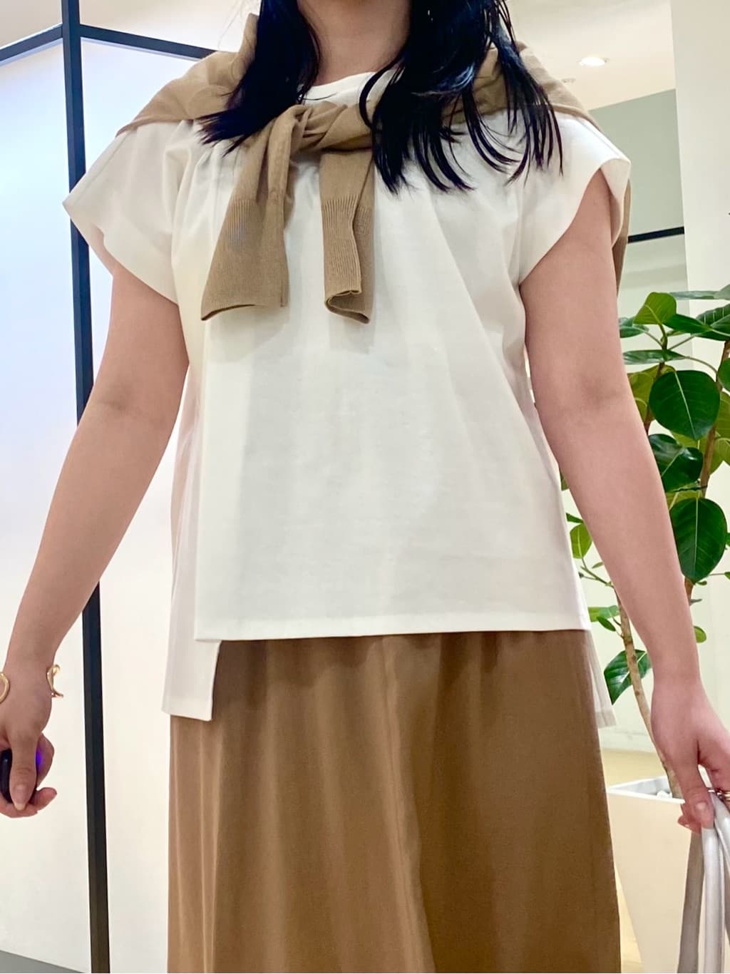 misakiさんの「INDIVI｜【洗える／汗ジミ防止】バイカラー＆アシメヘム Tシャツ」を使ったコーディネート