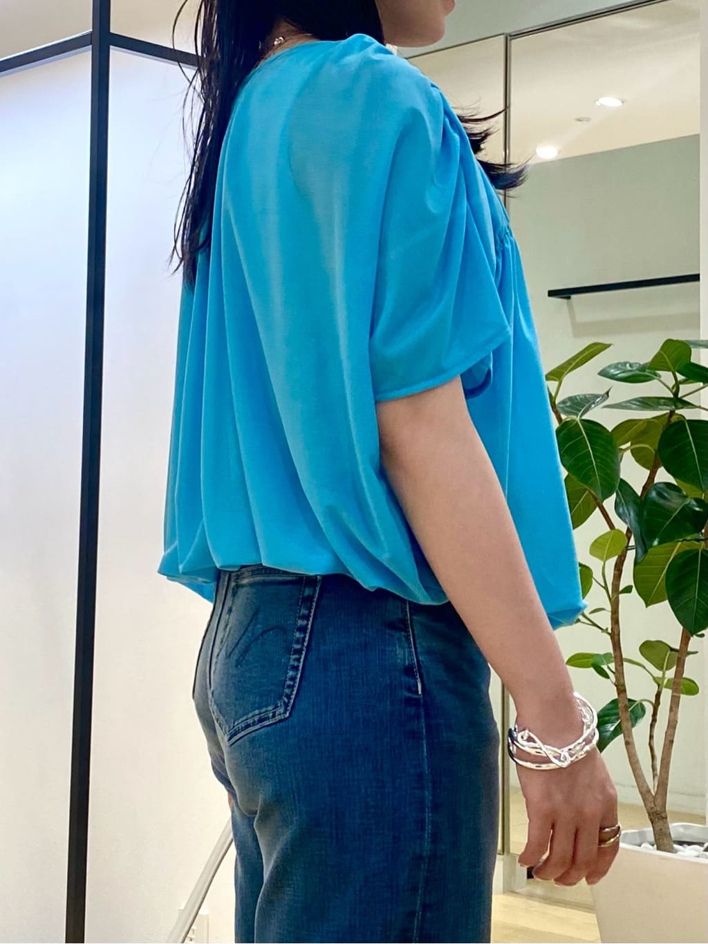 misakiさんの「INDIVI｜【洗える／体型カバー】シャーリングシアートップス」を使ったコーディネート