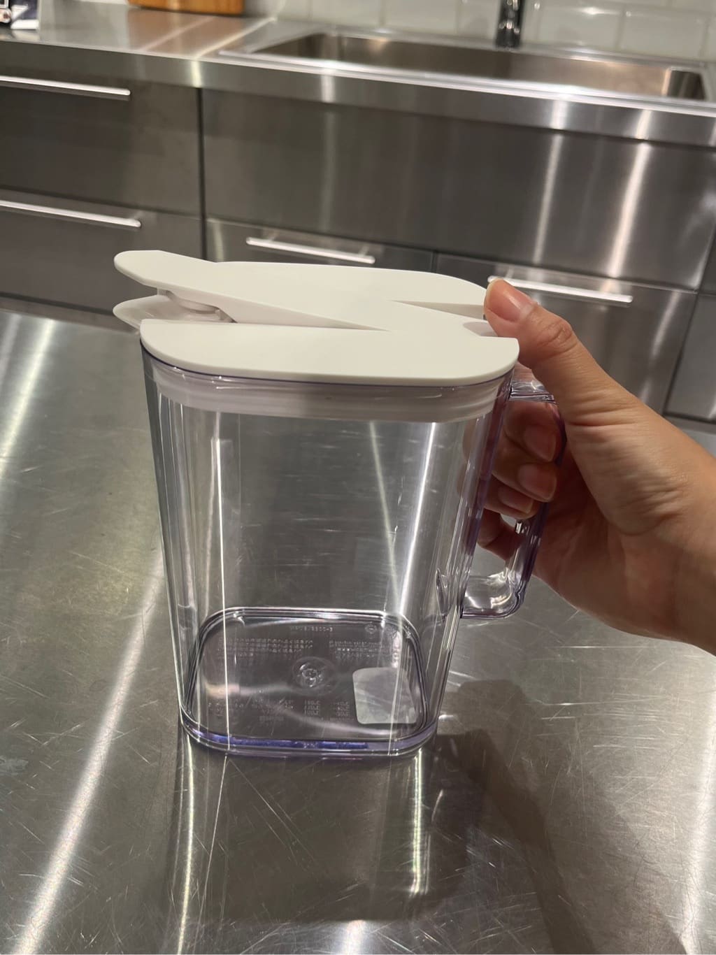 えびさんの「212 KITCHEN STORE｜棚に収まる冷水筒 1.2L WH」を使ったコーディネート