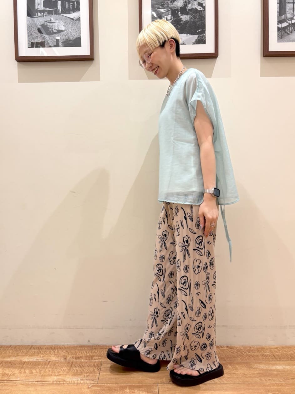Ayumiさんの「SHOO･LA･RUE｜【洗える/S-LL】上品なシアー感 レイヤード風トップス」を使ったコーディネート