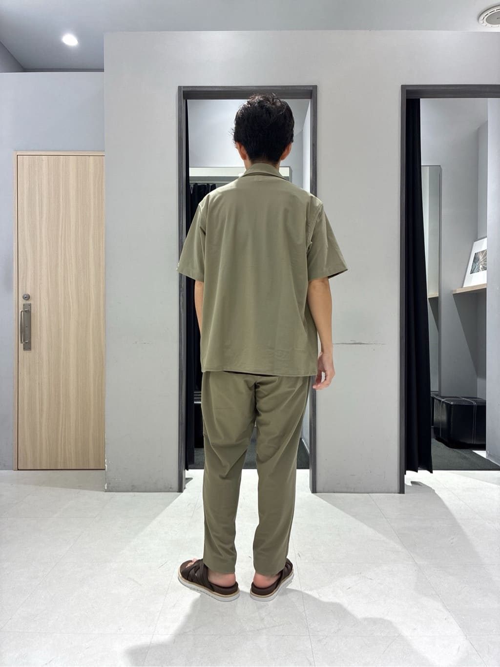 わいずみさんの「TAKEO KIKUCHI｜【COOL CITY WEAR】エアートール オープンカラーシャツ /接触冷感・通気性」を使ったコーディネート