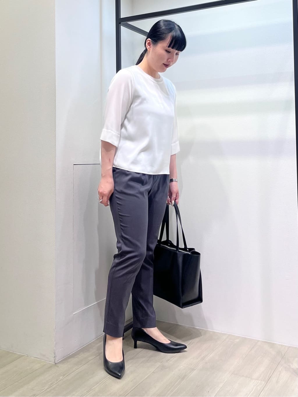 hasuさんの「INDIVI｜【パンツ人気1位／褒められパンツ／洗える】ウエストゴムタックテーパードパンツ」を使ったコーディネート