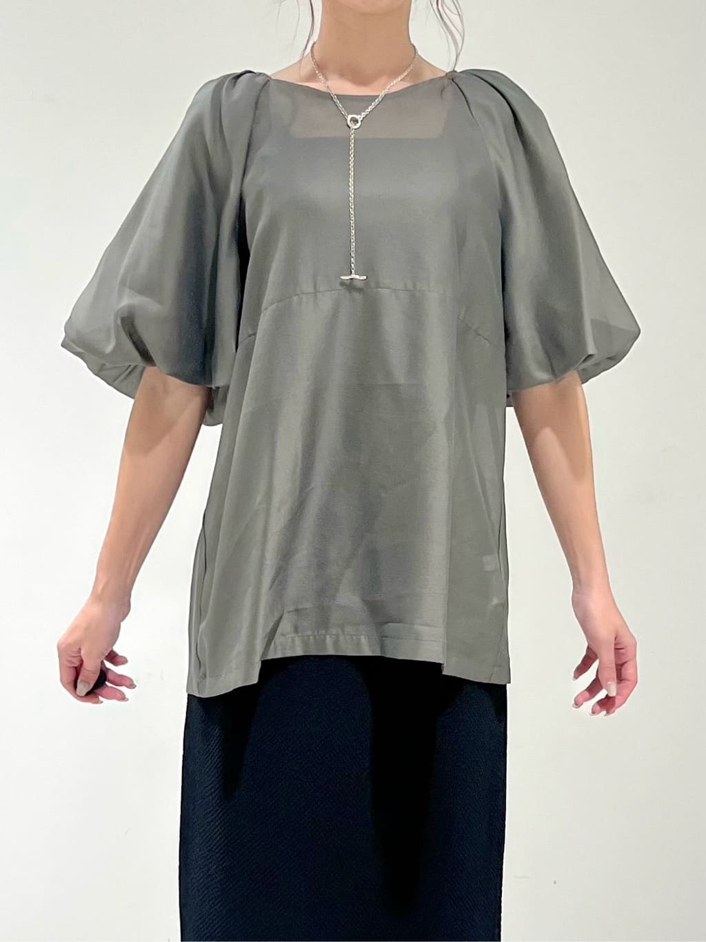 shioriさんの「INDIVI｜ボリュームスリーブブラウス」を使ったコーディネート