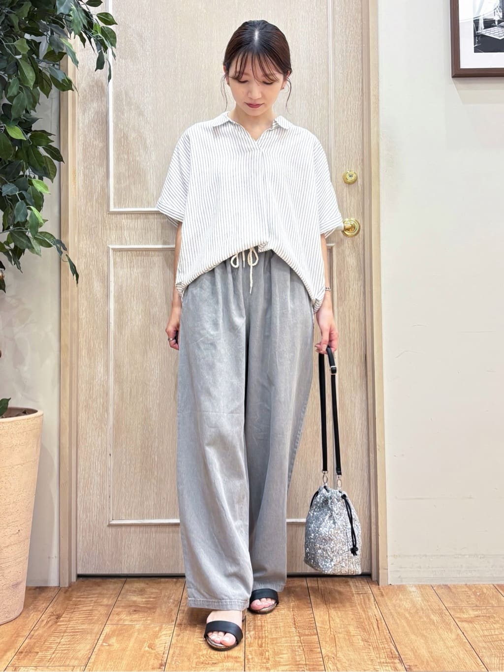 なみさんの「SHOO･LA･RUE｜【S-LL/UV/接触冷感/抗菌防臭】体型を自然にカバー フレンチリネンブレンド襟付ドルマンシャツ」を使ったコーディネート