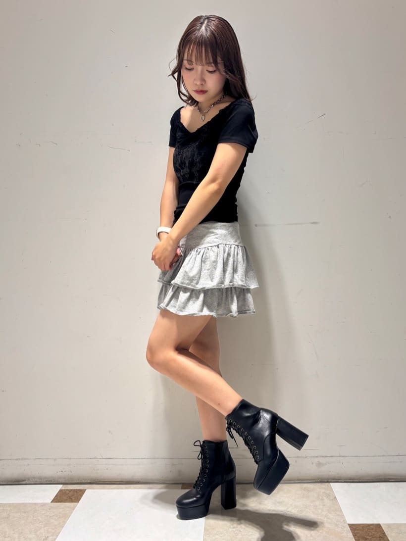 せらら⭐️さんの「ESPERANZA｜【ラク盛り／ショートブーツ】リピーター続出／脚長美脚　厚底レースアップブーツ」を使ったコーディネート