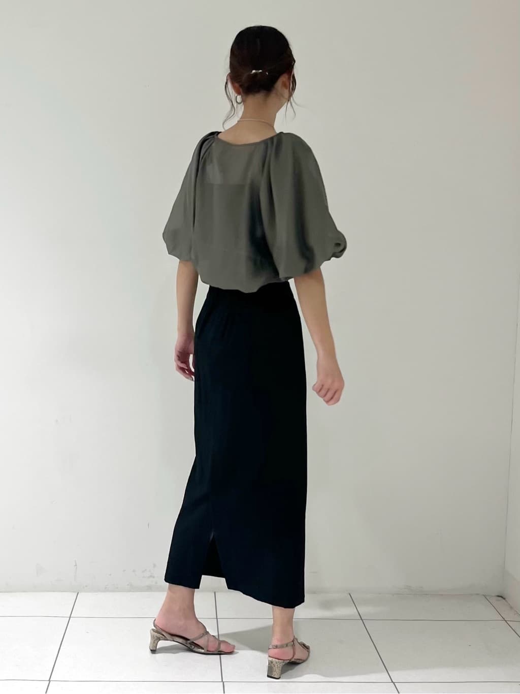 shioriさんの「INDIVI｜ボリュームスリーブブラウス」を使ったコーディネート