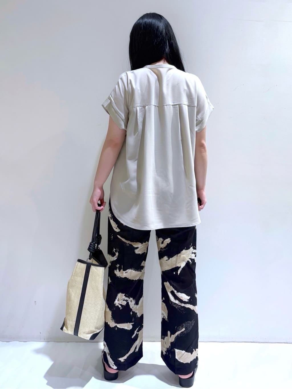 momoさんの「OPAQUE.CLIP｜《7色展開／SS-LLサイズ》ストレッチスキッパーブラウス／セットアップ対応【洗濯機洗い可／防シワ】」を使ったコーディネート