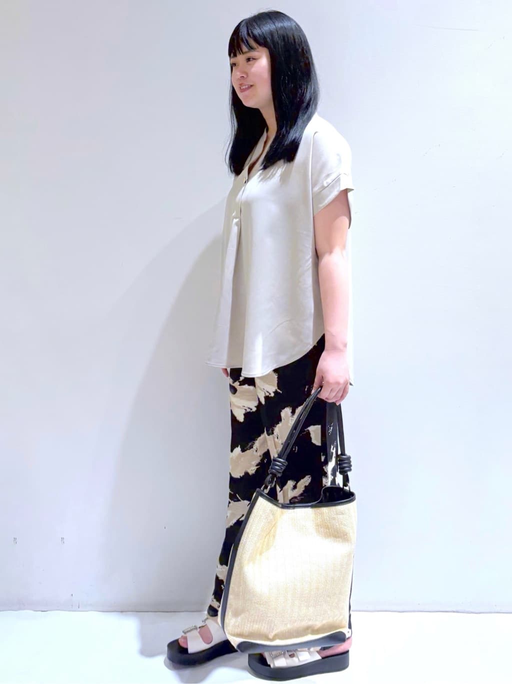 momoさんの「OPAQUE.CLIP｜《7色展開／SS-LLサイズ》ストレッチスキッパーブラウス／セットアップ対応【洗濯機洗い可／防シワ】」を使ったコーディネート