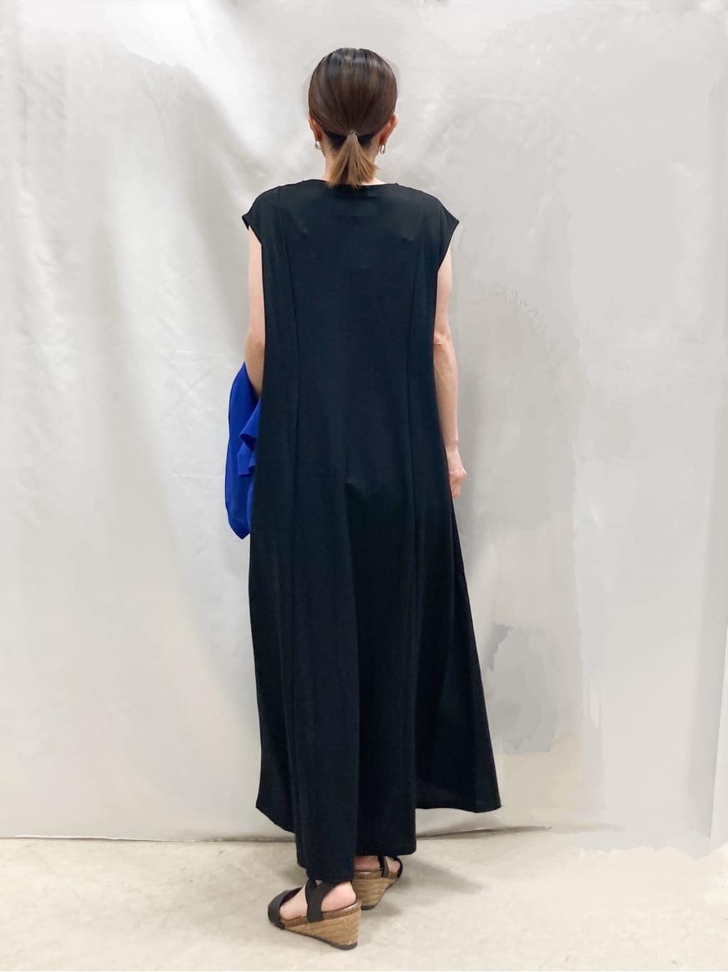 thさんの「SHOO･LA･RUE｜【S-LL/ひんやり】切替ラインですっきりと 1枚で着られるロングワンピース」を使ったコーディネート