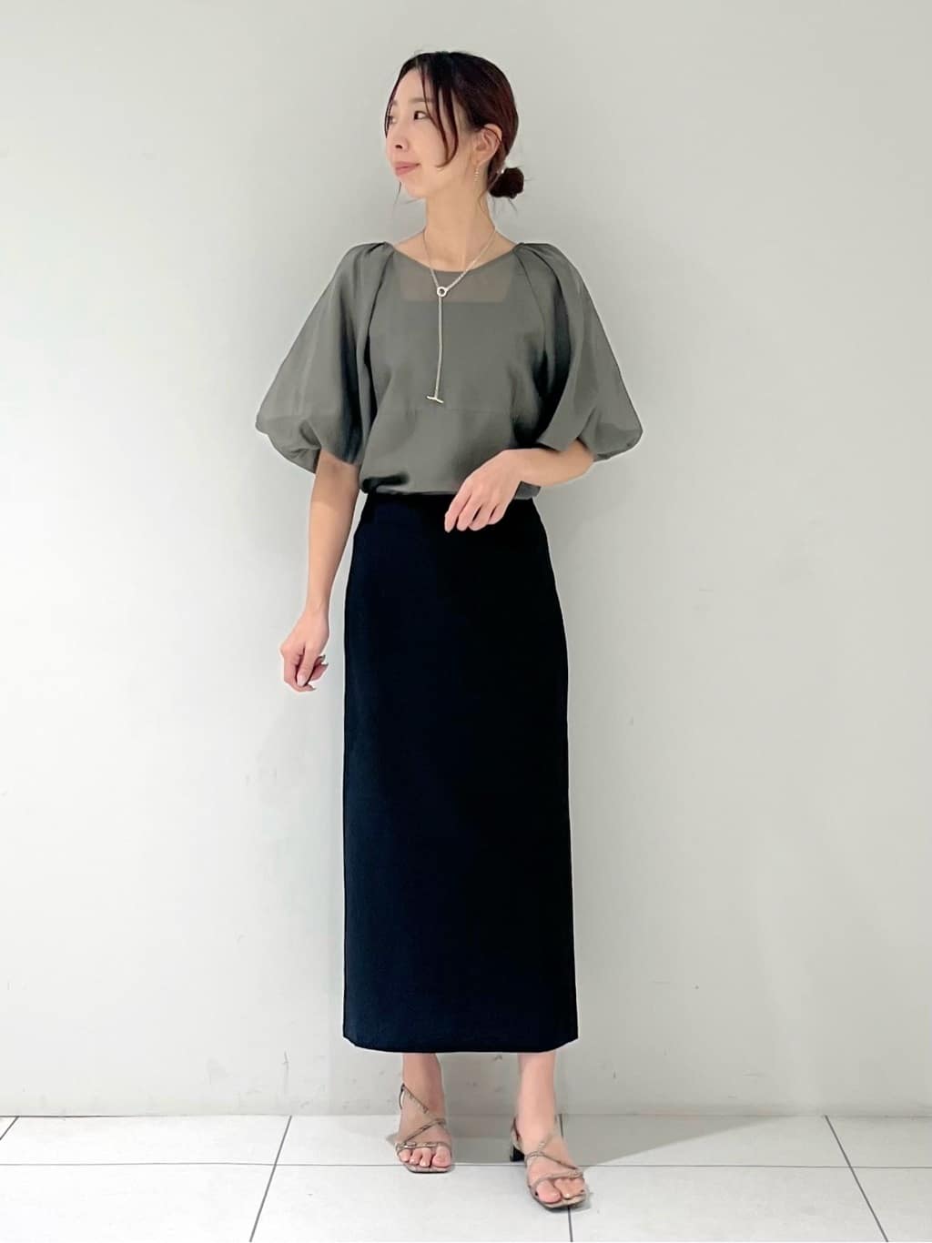 shioriさんの「INDIVI｜ボリュームスリーブブラウス」を使ったコーディネート