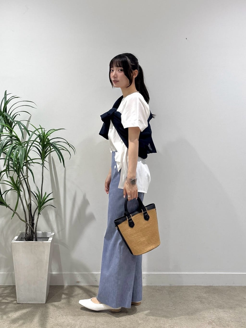 ibukiさんの「INDIVI｜【洗える／汗ジミ防止】バイカラー＆アシメヘム Tシャツ」を使ったコーディネート