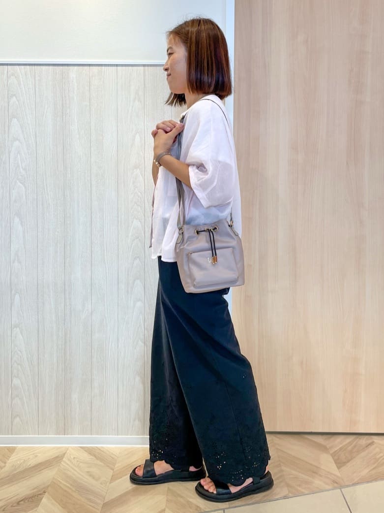 tomoさんの「SHOO･LA･RUE｜【S-LL/ひんやり/汗ジミ軽減/UVカット】グラフィックアソートTシャツ」を使ったコーディネート