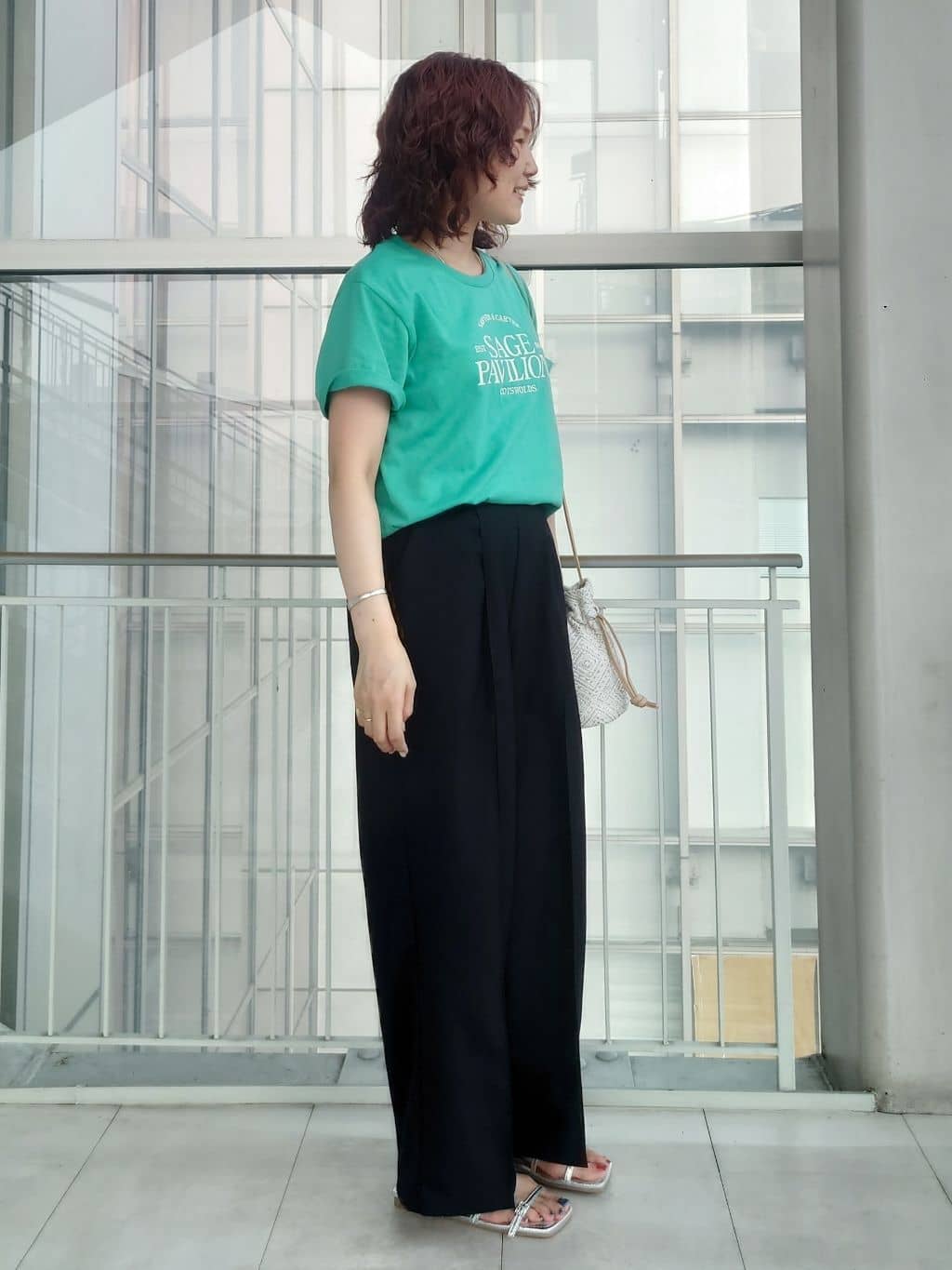 maruさんの「THE SHOP TK｜カレッジ＆フォトプリントTシャツ【洗濯機OK】」を使ったコーディネート