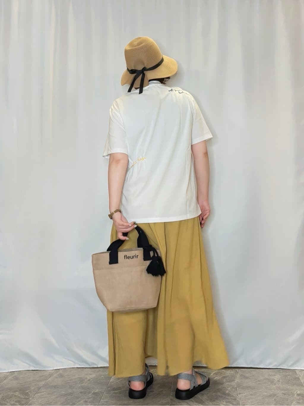たみさんの「SHOO･LA･RUE｜【ひんやり】大人のカジュアルスタイルに レタリング刺繍Tシャツ」を使ったコーディネート