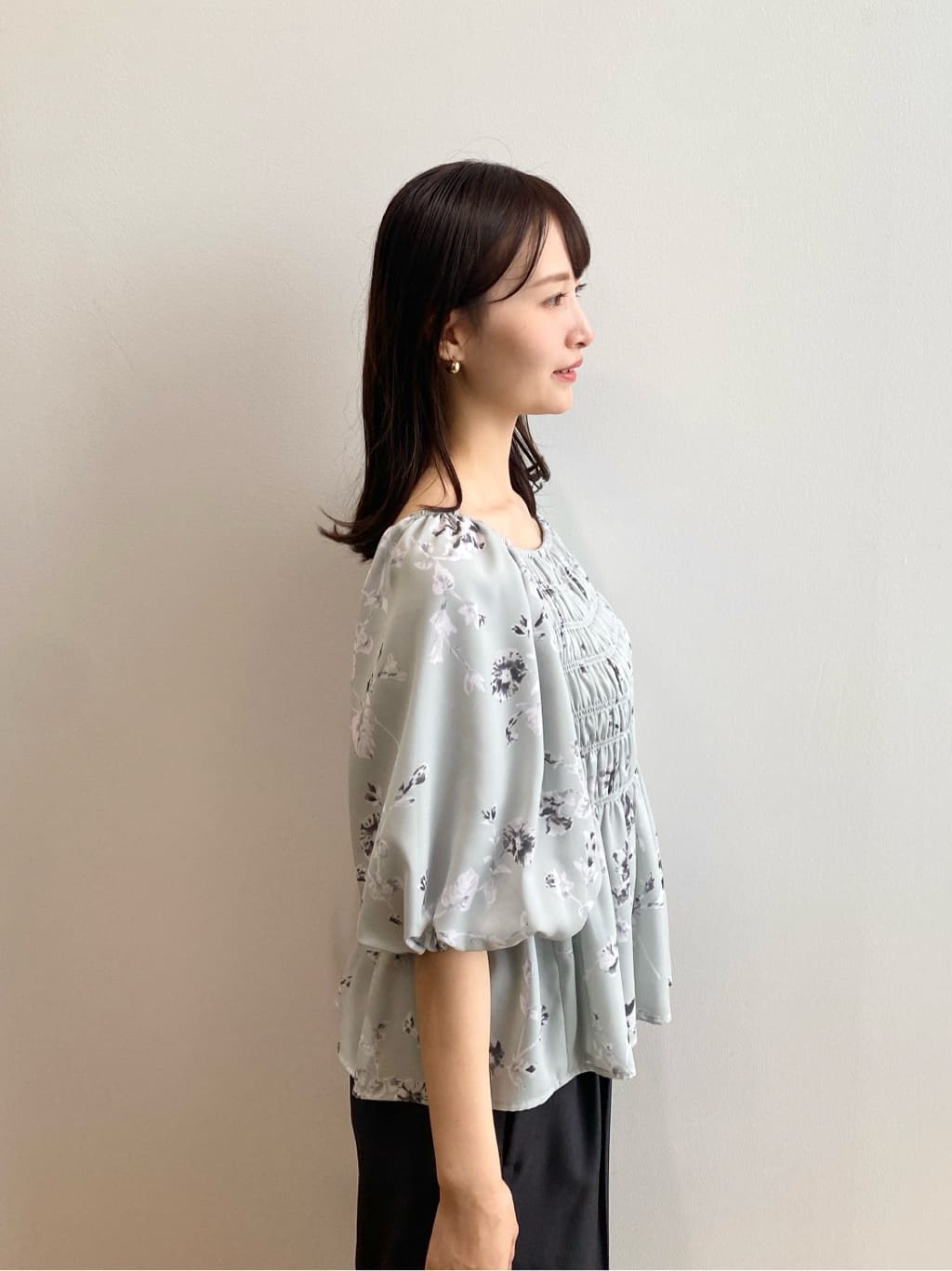 みさかさんの「index｜フラワーシャーリングペプラムブラウス【洗濯機洗い可】」を使ったコーディネート