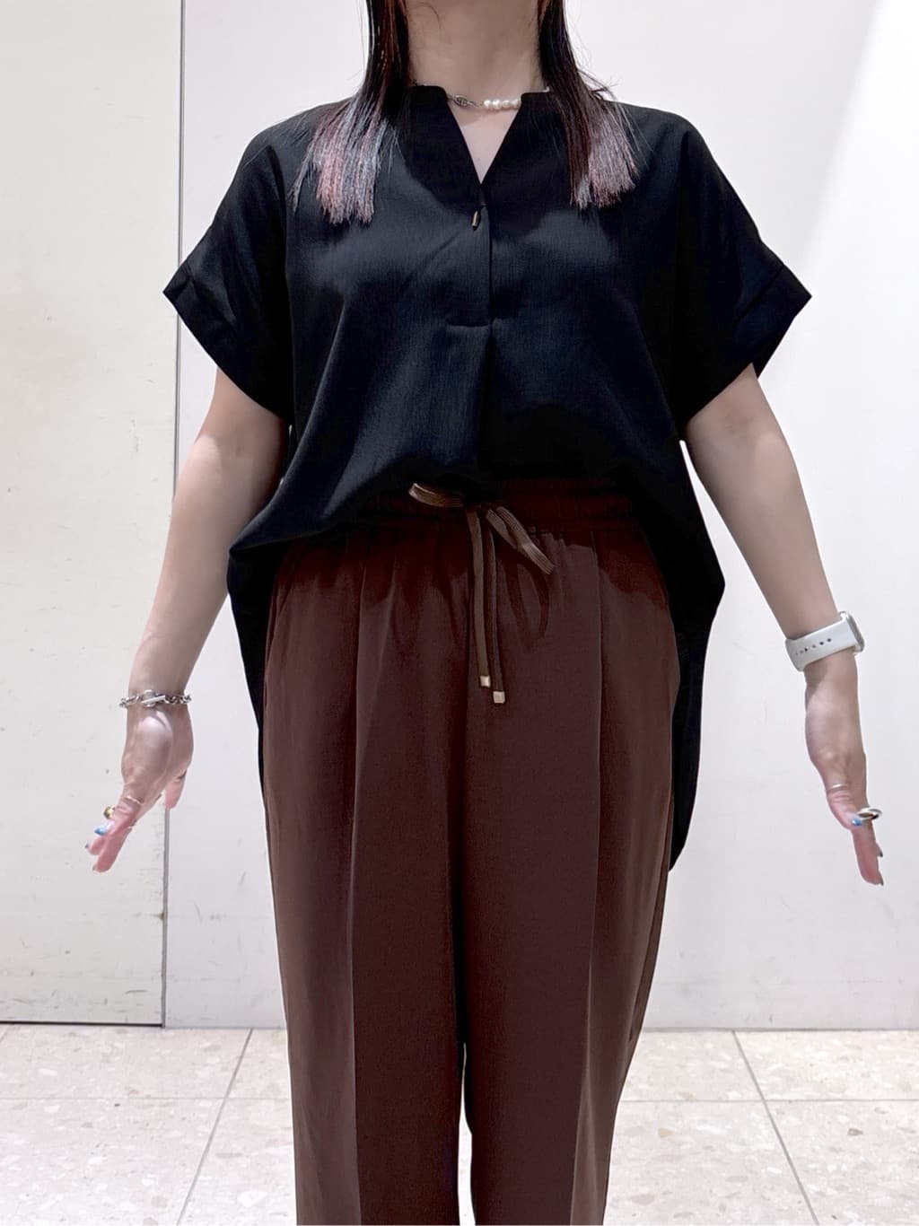 mameさんの「OPAQUE.CLIP｜《7色展開／SS-LLサイズ》ストレッチスキッパーブラウス／セットアップ対応【洗濯機洗い可／防シワ】」を使ったコーディネート