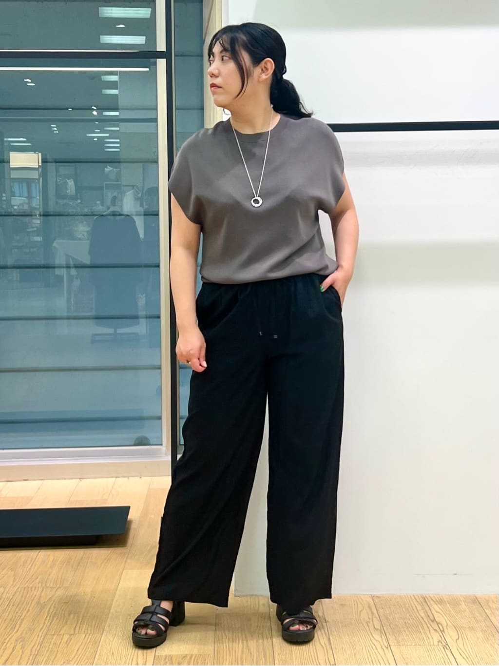 shimaさんの「INDIVI｜【洗える／UVケア／SETUP可能】ドロストワイドパンツ」を使ったコーディネート