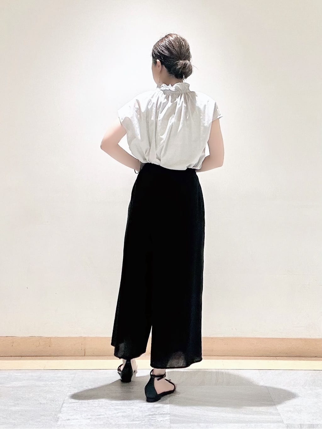 MAIさんの「INDIVI｜【洗える／清涼感◎】ワイドフレアパンツ／スカーチョ」を使ったコーディネート