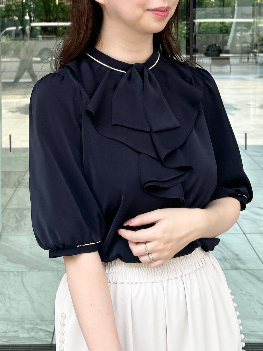 おださんの「Couture brooch｜【マルチデザイン・楽ちん】フェイクパール リラックスワイドパンツ」を使ったコーディネート