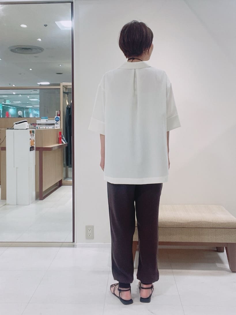 IWAMOさんの「UNTITLED｜【UVカット/接触冷感/吸水速乾/ゆったり】V開きネックシャツ」を使ったコーディネート