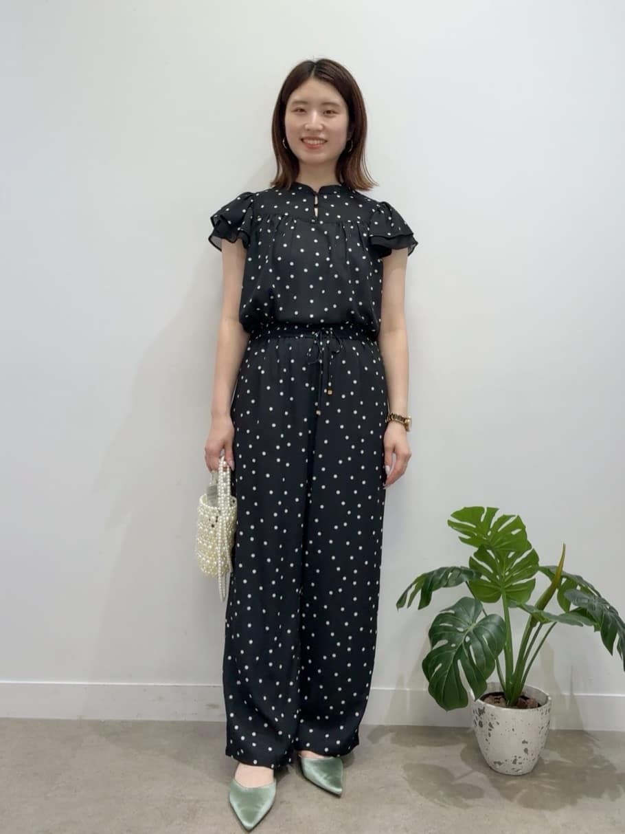 Suma Una本部スタッフさんの「SunaUna｜【袖ラッフル/フェミニン】大人可愛いドット柄ブラウス」を使ったコーディネート