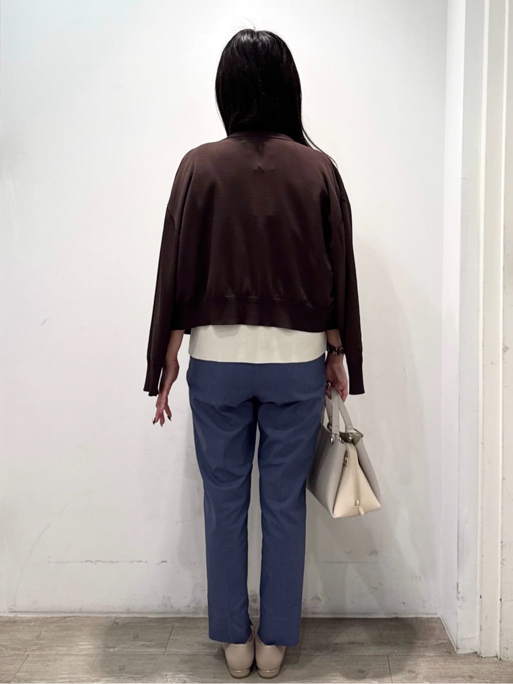 yuicciさんの「OPAQUE.CLIP｜麻混ハイストレッチイージースティックパンツ【洗濯機洗い可】」を使ったコーディネート