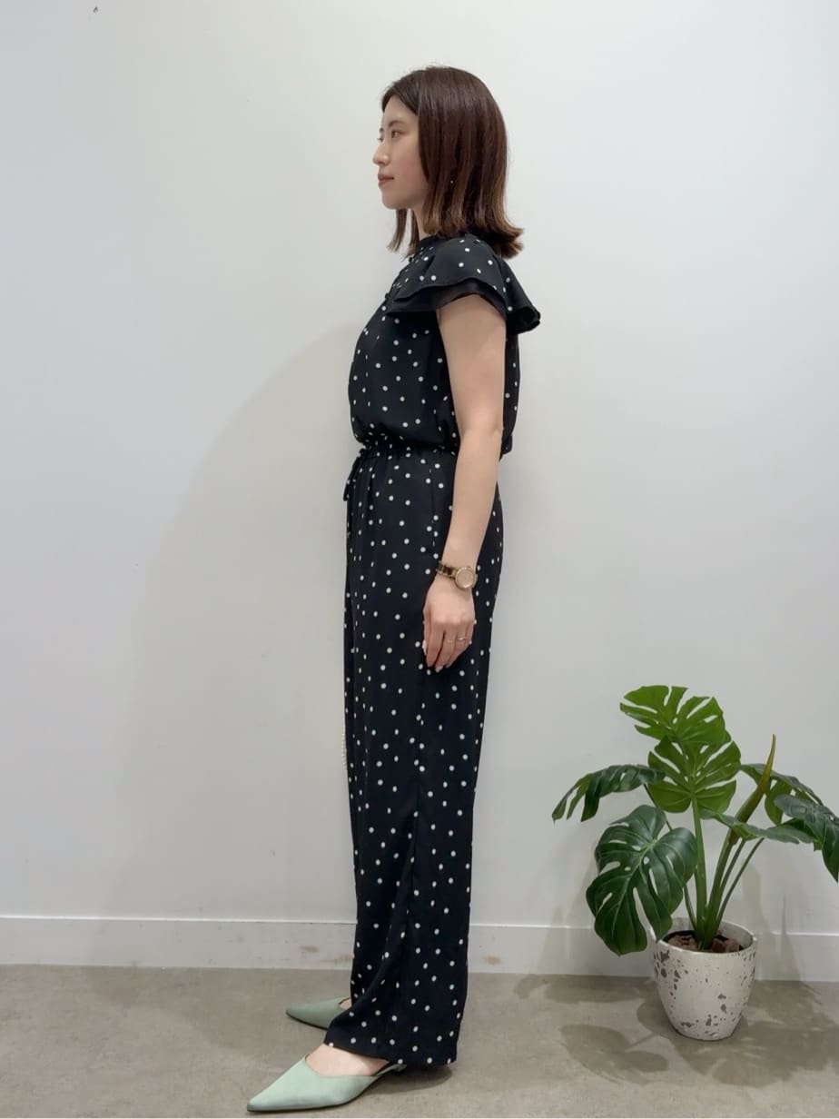 Suma Una本部スタッフさんの「SunaUna｜【袖ラッフル/フェミニン】大人可愛いドット柄ブラウス」を使ったコーディネート