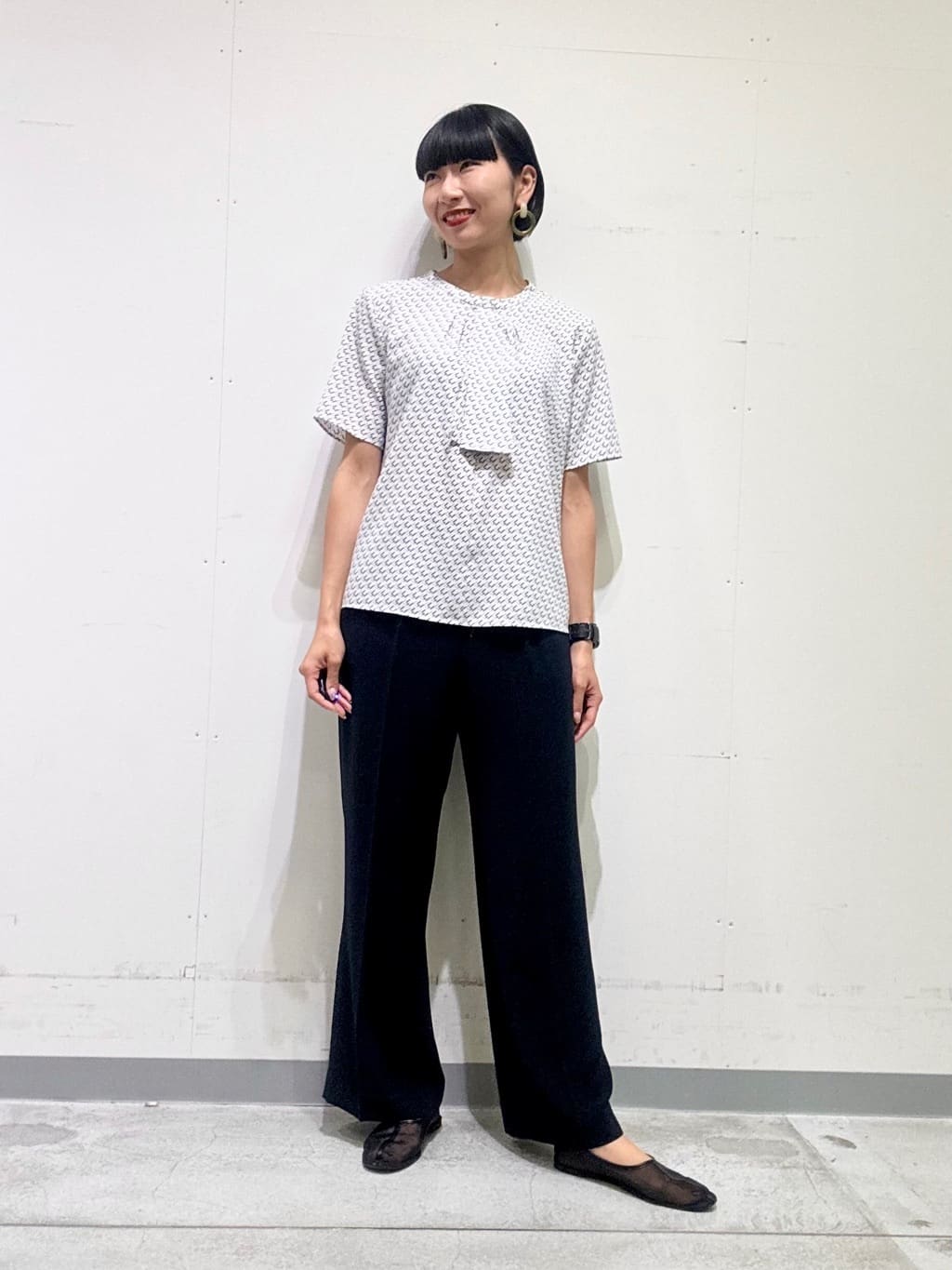 naoさんの「INDIVI｜【洗える／UVケア】幾何学柄＆無地ボウタイブラウス」を使ったコーディネート