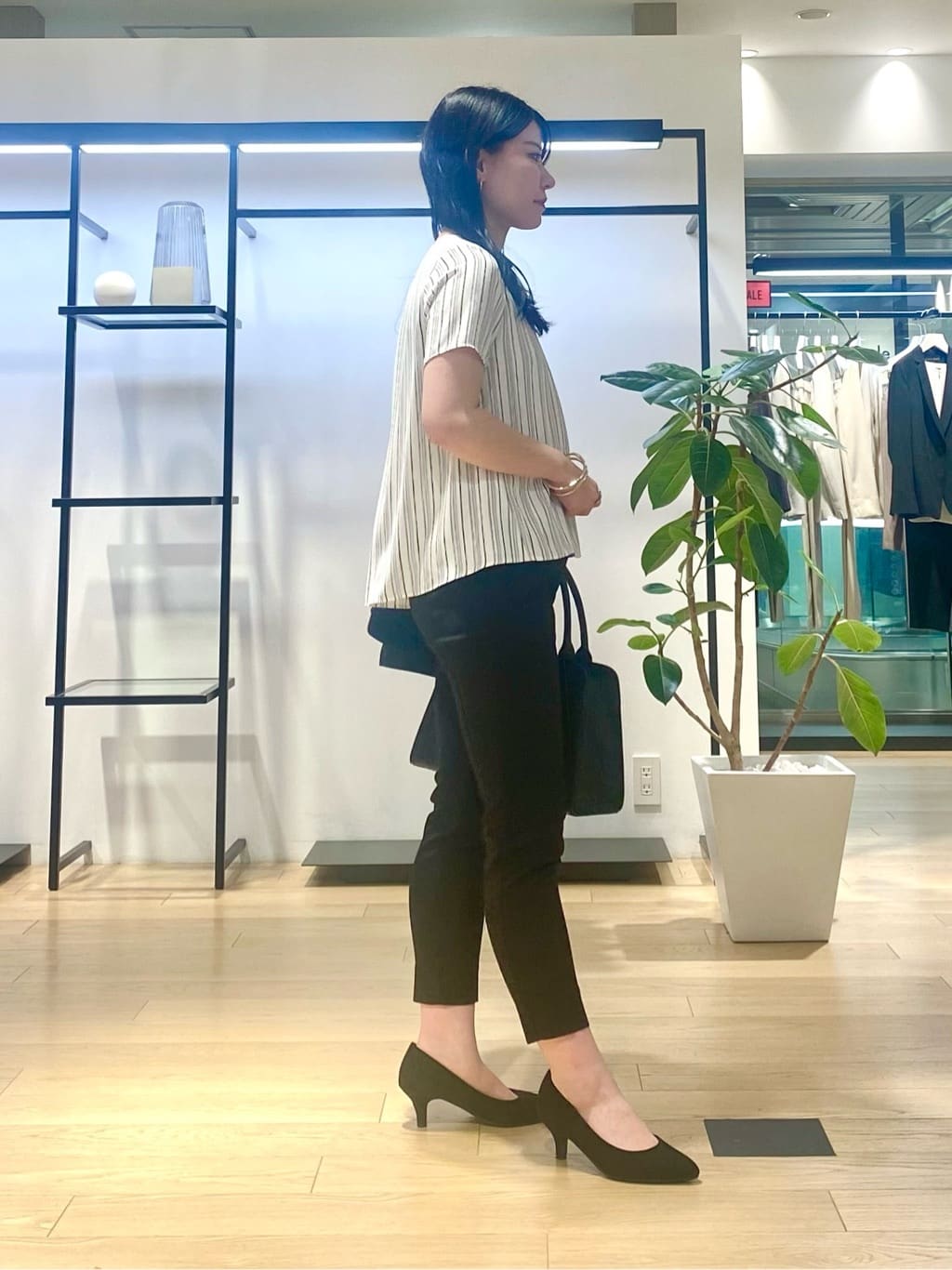 misakiさんの「INDIVI｜【定番スーツ／UVケア／洗える】ウール調ノーカラージャケット」を使ったコーディネート