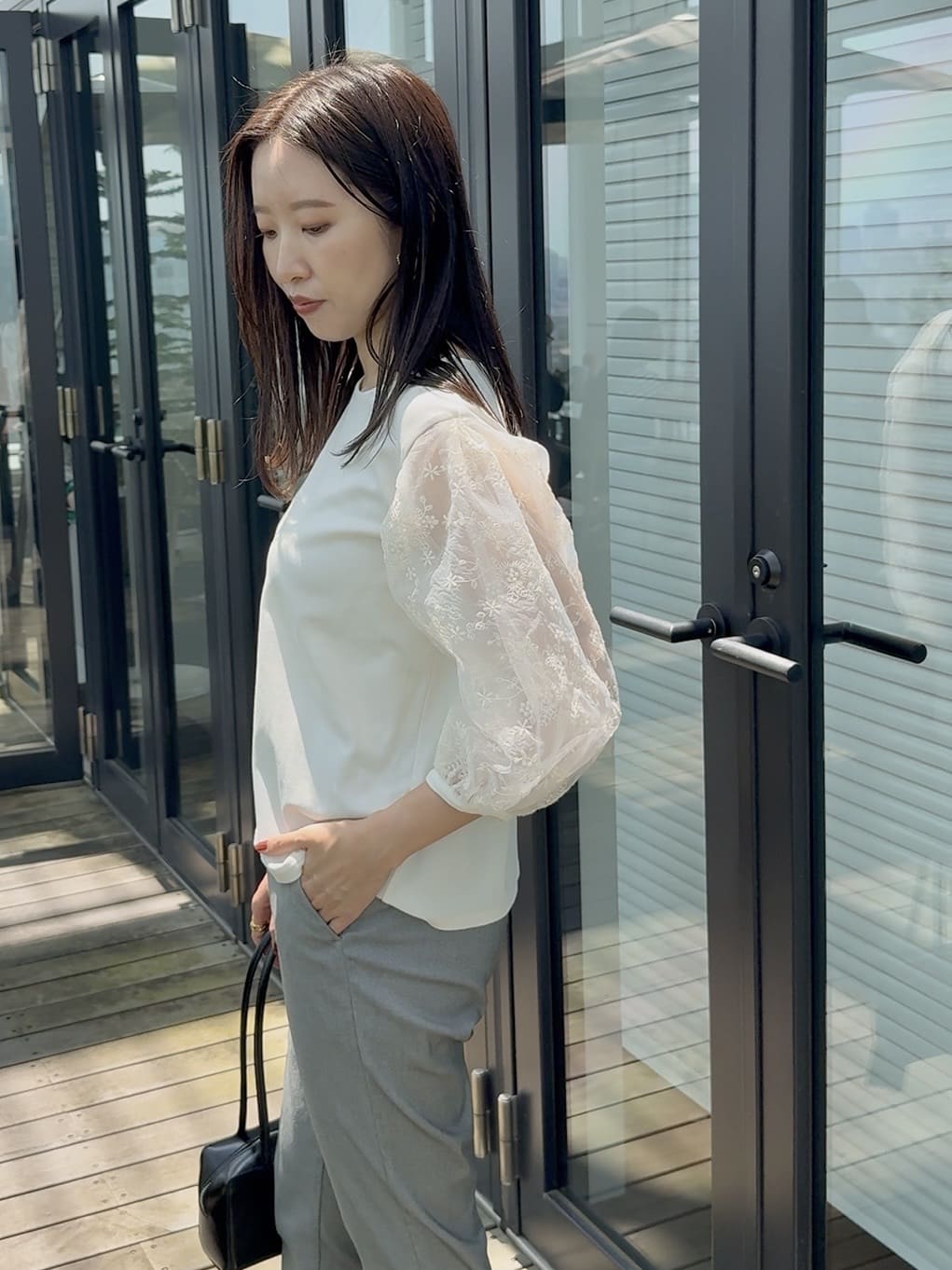teiさんの「Couture brooch｜【接触冷感・UVカット・マシンウォッシャブル】袖レースドッキングカットソー」を使ったコーディネート