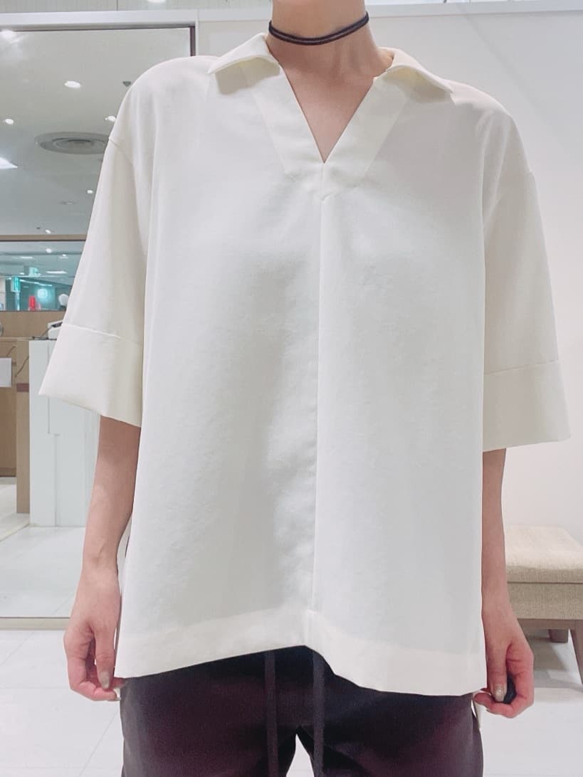 IWAMOさんの「UNTITLED｜【UVカット/接触冷感/吸水速乾/ゆったり】V開きネックシャツ」を使ったコーディネート