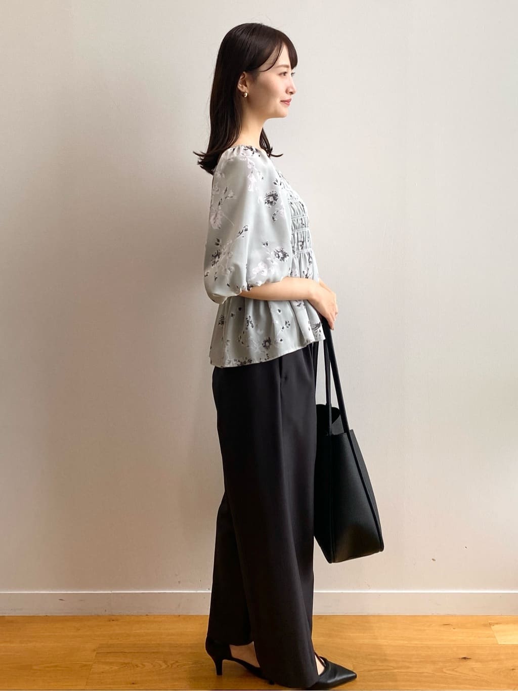 みさかさんの「index｜フラワーシャーリングペプラムブラウス【洗濯機洗い可】」を使ったコーディネート
