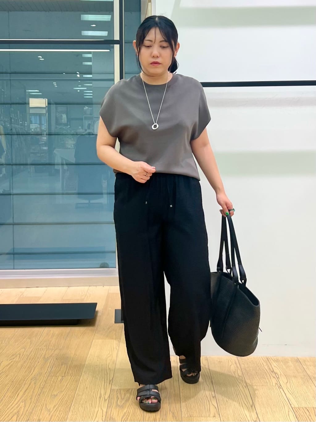 shimaさんの「INDIVI｜【洗える／UVケア／SETUP可能】ドロストワイドパンツ」を使ったコーディネート