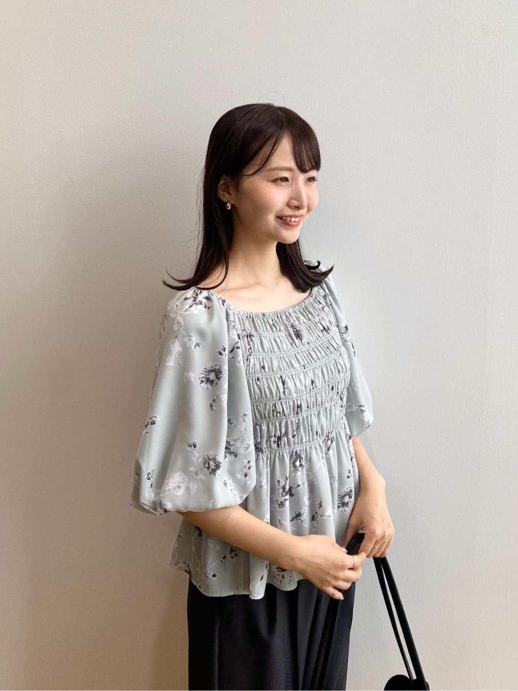 みさかさんの「index｜フラワーシャーリングペプラムブラウス【洗濯機洗い可】」を使ったコーディネート