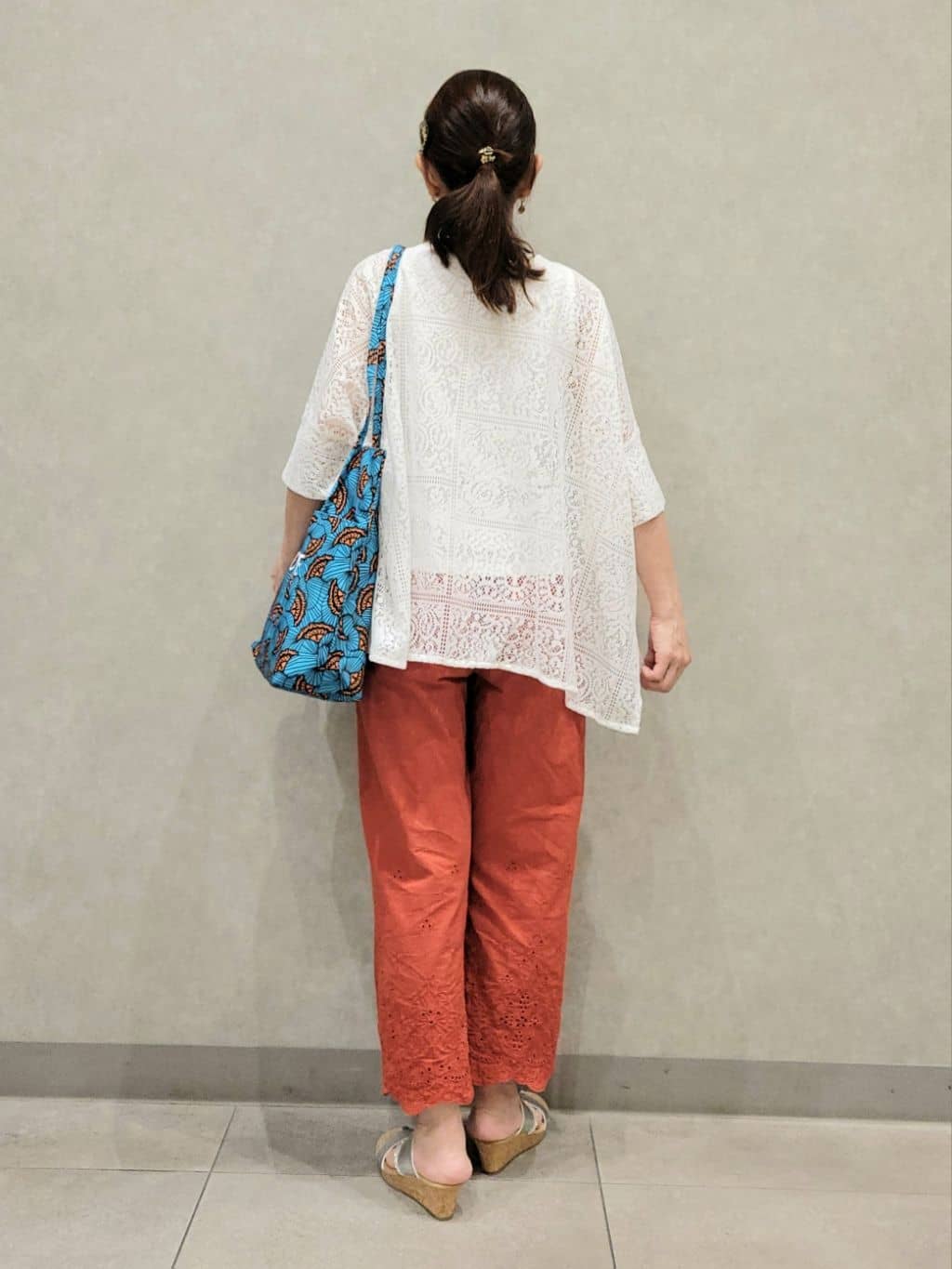 ユウさんの「SHOO･LA･RUE｜【S-LL】華やかさをプラスする 裾刺繍ストレートパンツ」を使ったコーディネート