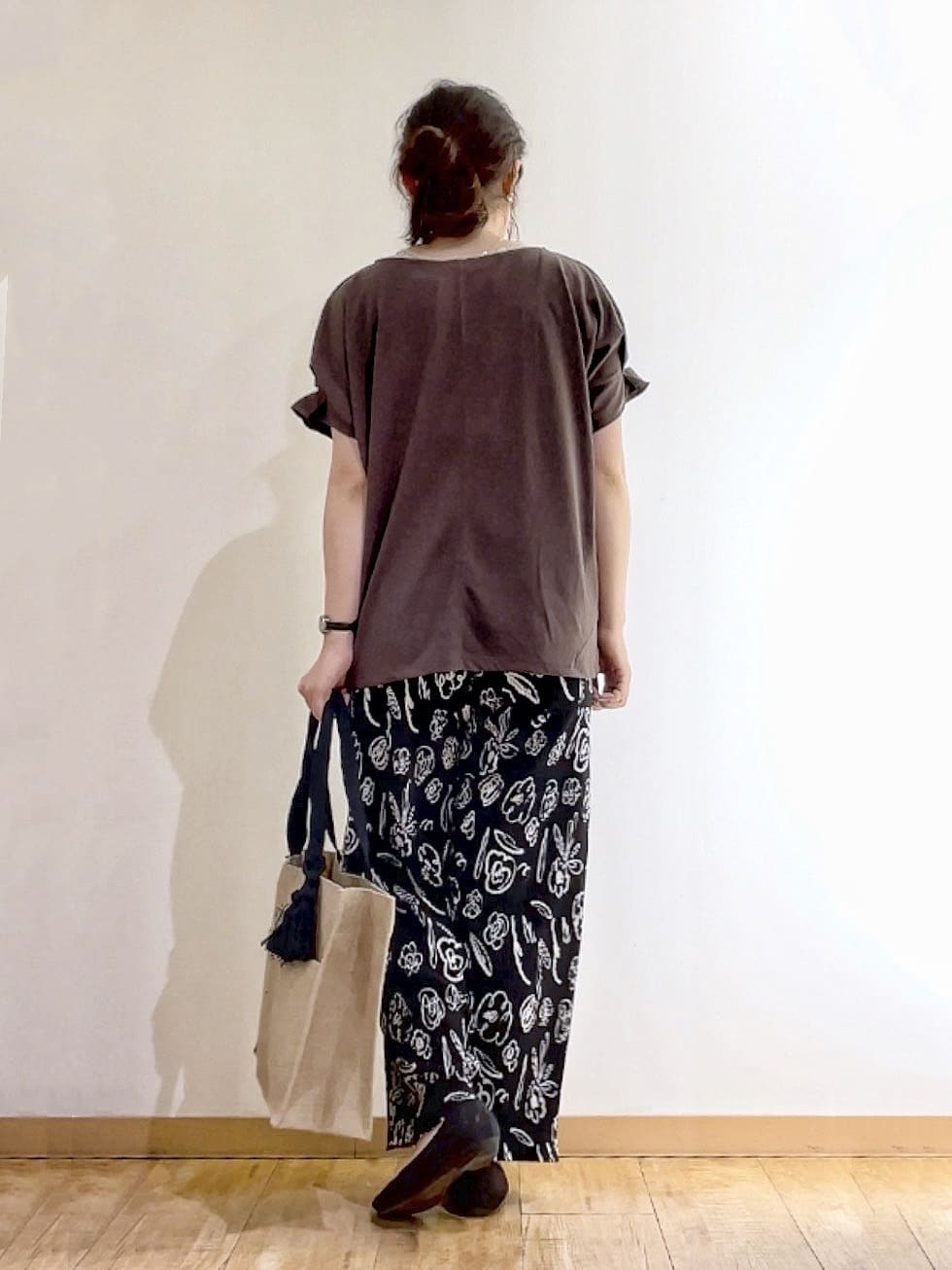 かのさんの「SHOO･LA･RUE｜【S-LL/UV/プチプラ】お袖タックで好印象 デザインTシャツ」を使ったコーディネート