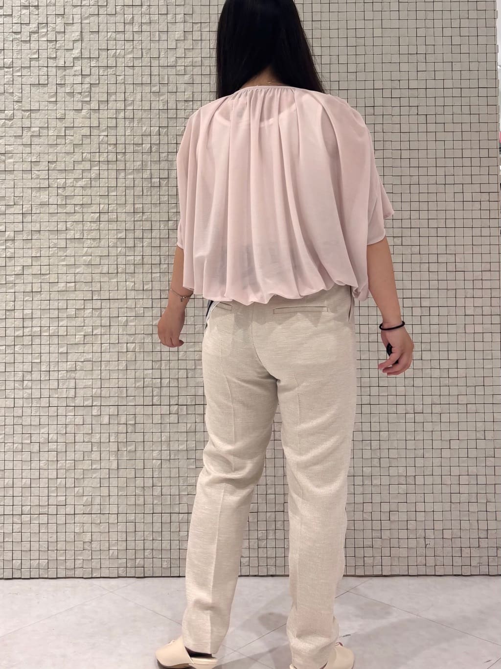 MEGUMIさんの「INDIVI｜【洗える／体型カバー】シャーリングシアートップス」を使ったコーディネート