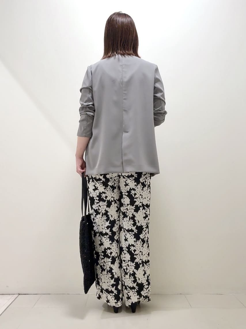 YUIさんの「UNTITLED｜【ウエストゴム/ワイド/柄】モノトーンフラワーパンツ」を使ったコーディネート
