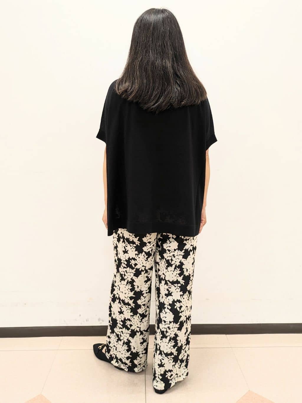 ともさんの「UNTITLED｜【ウエストゴム/ワイド/柄】モノトーンフラワーパンツ」を使ったコーディネート