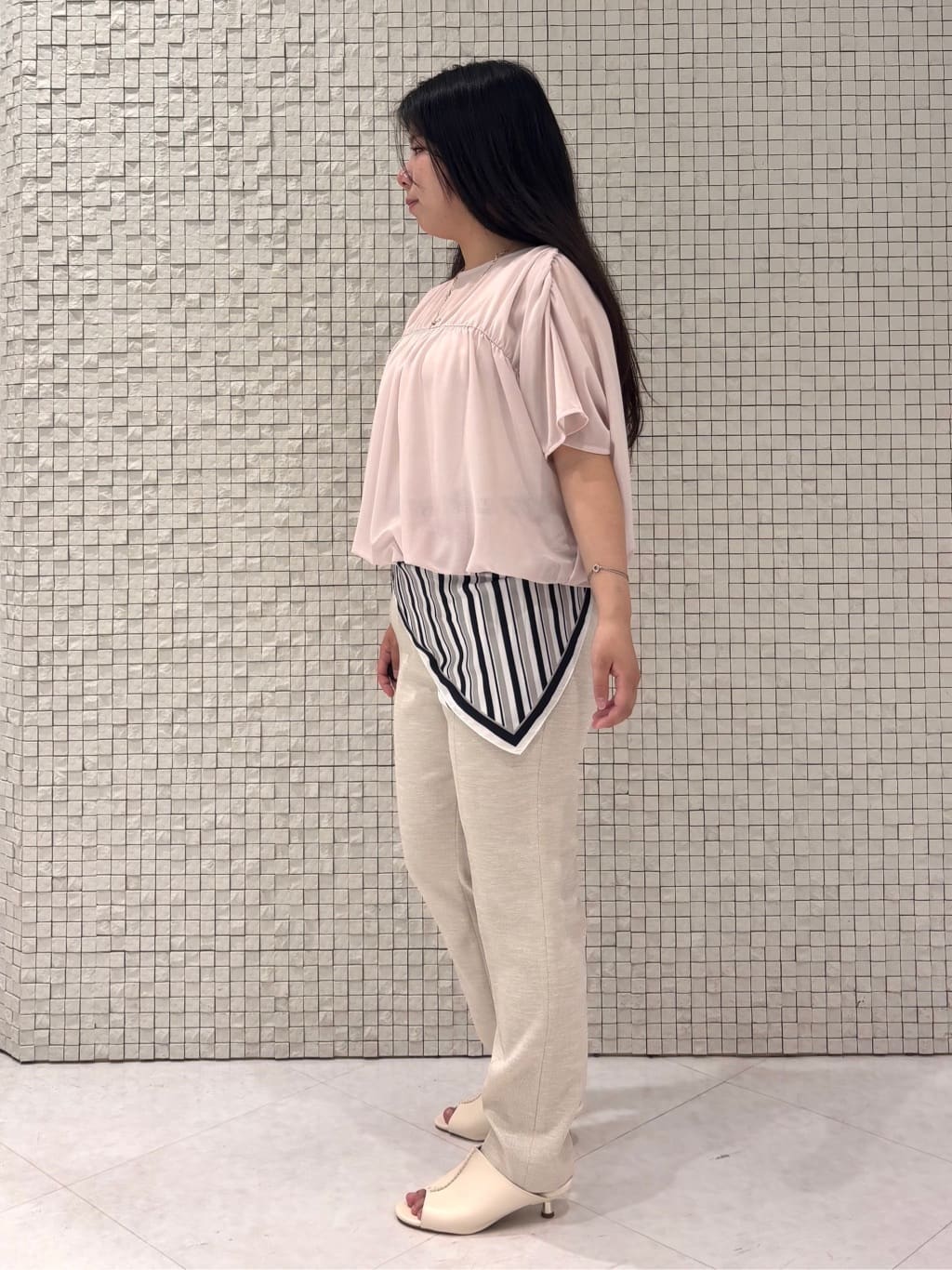 MEGUMIさんの「INDIVI｜【洗える／体型カバー】シャーリングシアートップス」を使ったコーディネート
