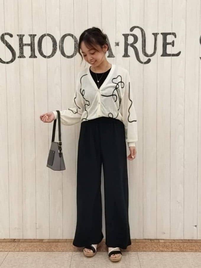masamiさんの「SHOO･LA･RUE｜ニュアンスデザインがこなれ見え 刺繍デザイン シアーカーディガン」を使ったコーディネート