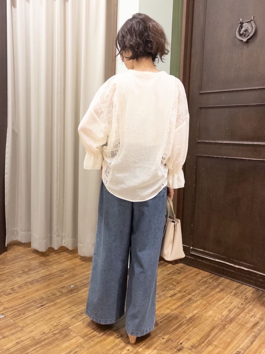 yukaさんの「SHOO･LA･RUE｜【着丈選べる】一枚でこなれ見え サイドレースブラウス」を使ったコーディネート