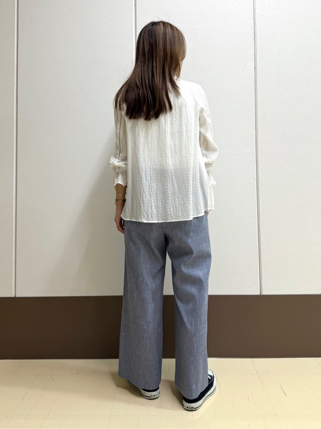 mamiさんの「INDIVI｜【洗える／シャーリング素材】ボリューム袖エアリーブラウス」を使ったコーディネート