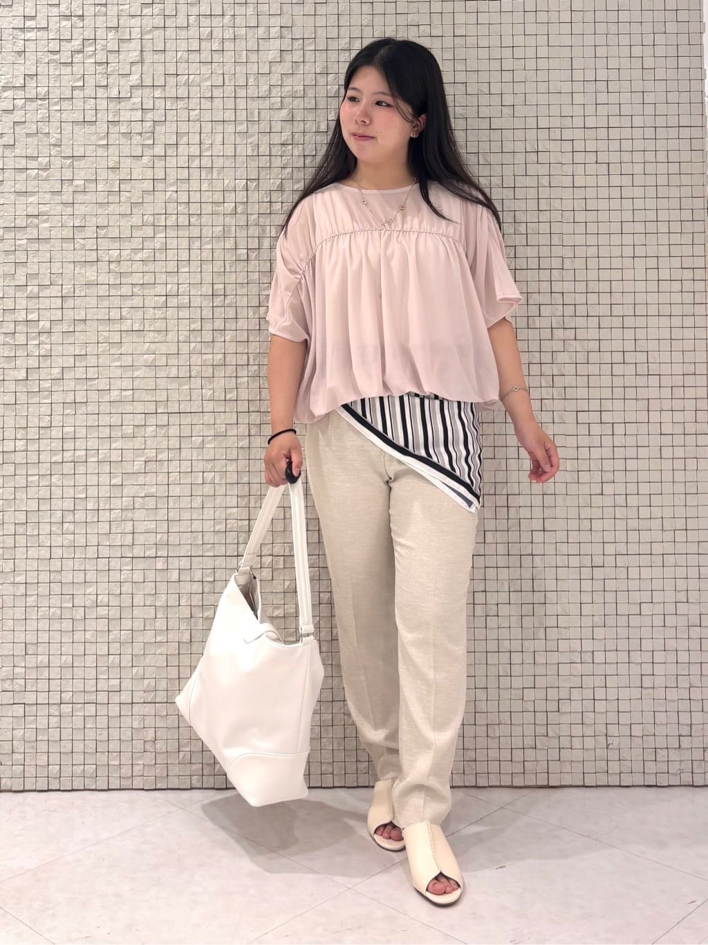 MEGUMIさんの「INDIVI｜【洗える／体型カバー】シャーリングシアートップス」を使ったコーディネート